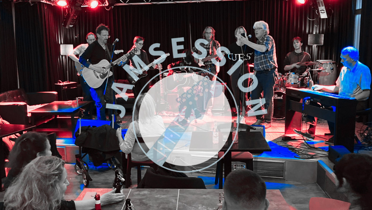 Jamsession im e-werk | © e-werk Bad Homburg Café im e-werk zur Jamsession mit Publikum und Mitspielenden auf der Bühne | © e-werk Bad Homburg